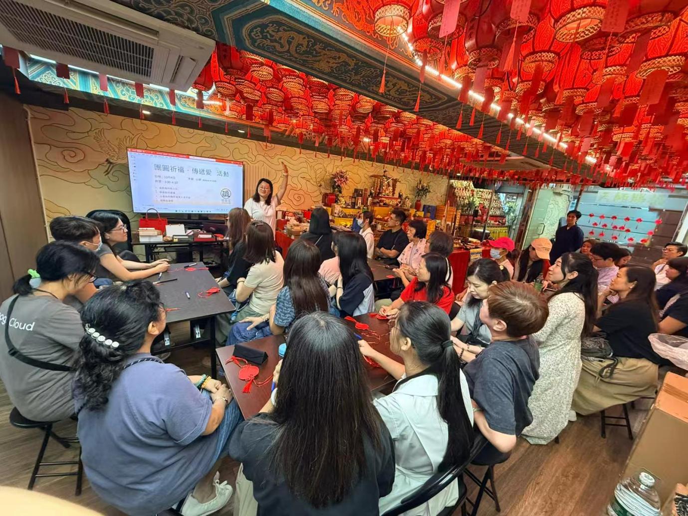 A group of people sitting in a room

AI-generated content may be incorrect.